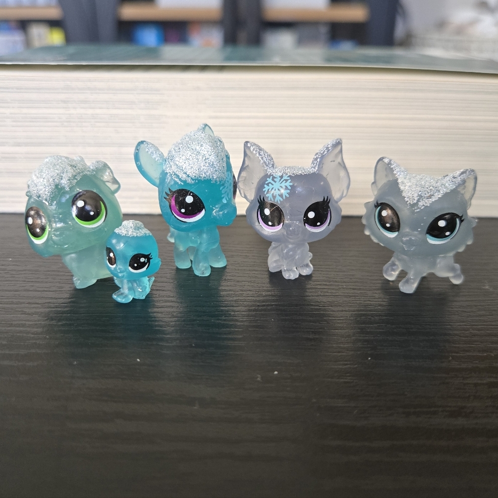 Littlest Pet Shop Frosted Wonderland Pet Friends Toy, Blue Theme